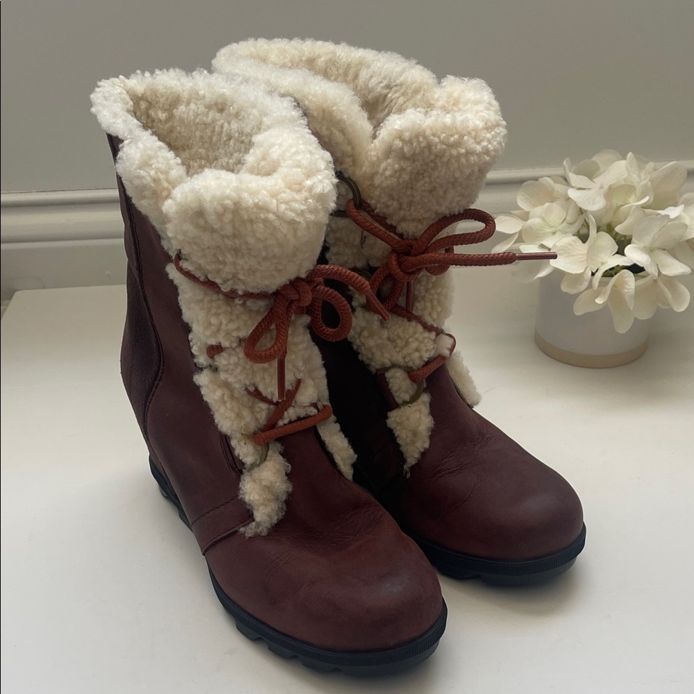 Sorel Joan of Arctic Wedge II Shearling Burgunfy Lace-Up Boots